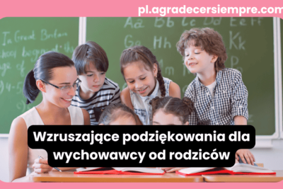 Uśmiechnięta nauczycielka z uczniami przy tablicy – wzruszające podziękowania dla wychowawcy od rodziców.